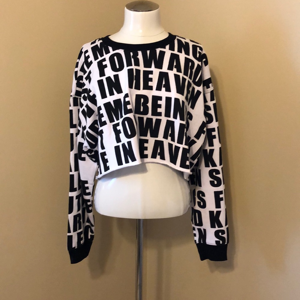 Buy 2 get 1 free💫BOLD print cropped sweatshirt